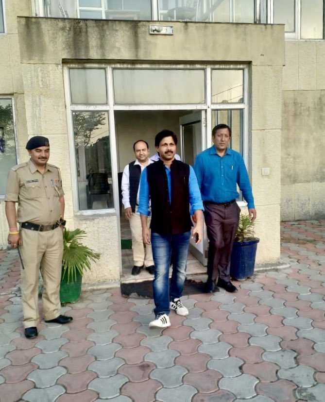 dr_hariom_ias's tweet photo. जनतंत्र ज़िंदाबाद 
यहाँ मतदाता ही सिकंदर है।हमें तो बस अपना फ़र्ज़ निभाना है।साफ़ सुथरा चुनाव कराना है।#ECI #DCSOLAN #DCSHIMLA https://t.co/QbpeMq7WiZ