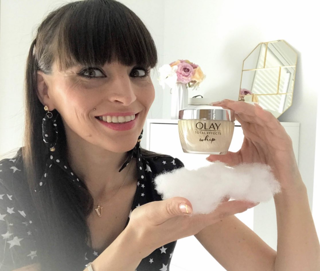 Stardivarius_'s tweet photo. O͙L͙A͙Y͙ W͙H͙I͙P͙S͙ : La revolucionaria crema de #olay con textura nube ☁️ ℰ𝓃 𝑒𝓁 𝒷𝓁𝑜𝑔 𝑜𝓈 𝒸𝓊𝑒𝓃𝓉𝑜 𝓂𝒾 𝑒𝓍𝓅𝑒𝓇𝒾𝑒𝓃𝒸𝒾𝒶 𝒸𝑜𝓃 𝑒𝓈𝓉𝒶 𝓂𝒶𝓇𝒶𝓋𝒾𝓁𝓁𝑜𝓈𝒶 𝒸𝓇𝑒𝓂𝒶 𝒽𝒾𝒹𝓇𝒶𝓉𝒶𝓃𝓉𝑒 🤩➡️ https://t.co/iRP45Kq3KF 👌🏻#olaywhips #olaynube #texturanube #ad https://t.co/vabTExXjZd