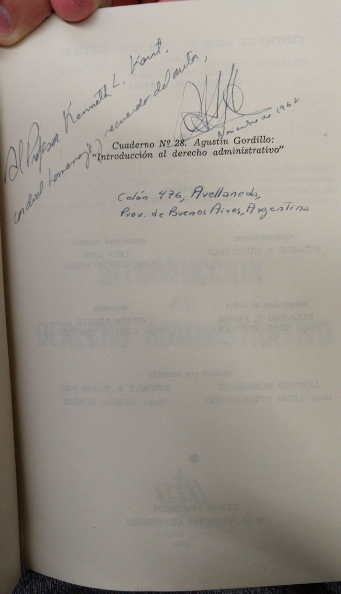 martingandur's tweet photo. En la biblioteca de @UCLA_Law encontré "Introducción al derecho administrativo" (1962) de Agustín Gordillo. Gordillo mismo se lo había enviado al profesor Kenneth Karst, quien lamentablemente falleció el mes pasado. https://t.co/zjmRUC54V8