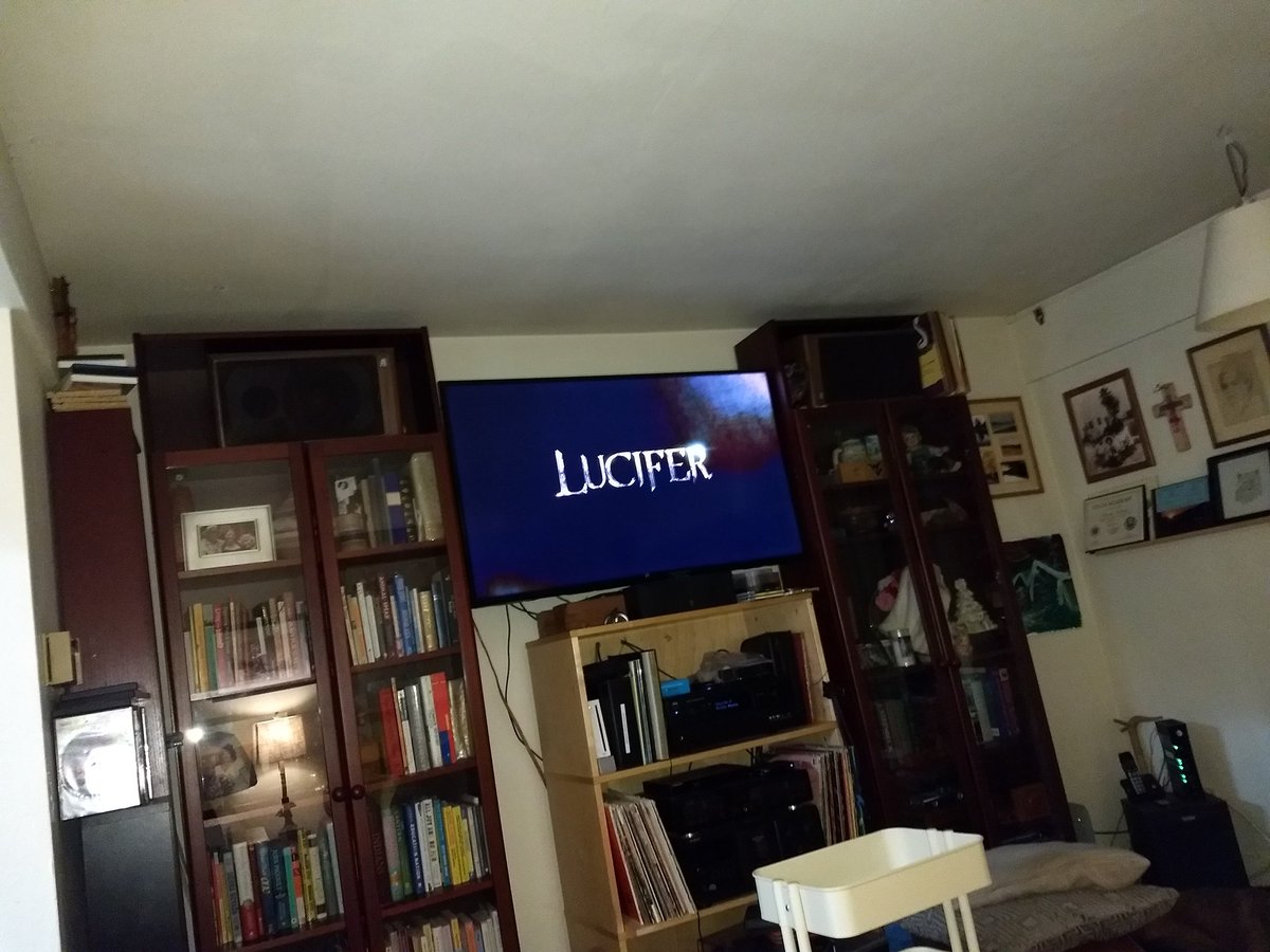 mk361's tweet photo. This is how we #LuciferSeason4  ! So glad you're all back @tomellis17 @LaurenGerman @RachaelEHarris @Aimee_Garcia @kevinmalejandro @dbwofficial @LesleyAnnBrandt @ScarMestevez @Ildymojo  We missed you!! #lucifer #s4 is gonna be huge! https://t.co/Ggm7Kyld8t