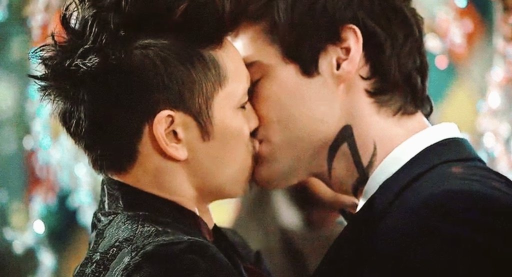 I love the way  #Malec kiss. Sure, 8 times out of 10 it's a chaste peck, but it's a SNUG peck. So much of their faces touch - forehead/brow, cheeks, noses, lips, chins. Like a face hug. I bet every single one feels warm and cozy and makes their hearts soar like crazy. Sigh. 