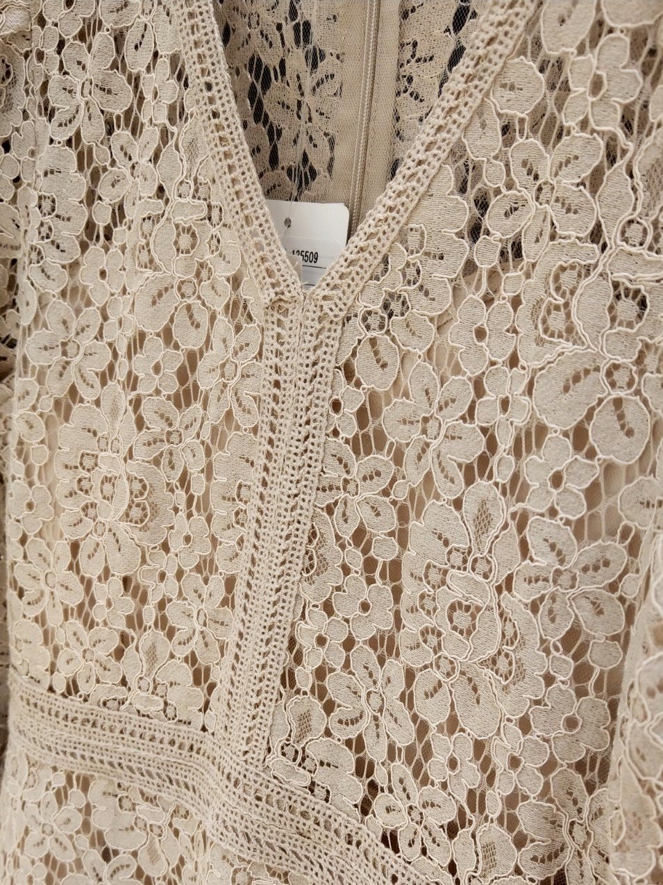 Solariastageソラリアステージ 1f アンド ドット ノスタルジア の大人ワンピ 贅沢な総レースの美しさにうっとり Vネックデザインやハイウエストの切り替え ロング丈でスタイルアップ効果も抜群 ベージュ 黒 各6 372円 税込 詳しくはこちら