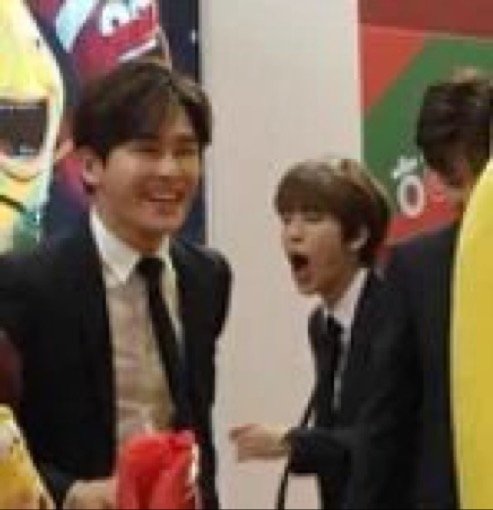 woohyoons's tweet photo. using my old phone bcs my current phone is broken and i saw this pictures of dumbfinite lmao https://t.co/JnE06MfySD