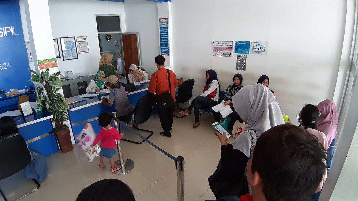 RachmanJSiregar's tweet image. Untuk mengurus akte kelahiran harus mengantri panjang dan menunggu berjam-jam. Tidak heran karena yang menanganinya hanya satu orang.
.
#Bogor #CaPil #Catatansipil
.
@BimaAryaS @PemkotaBogor