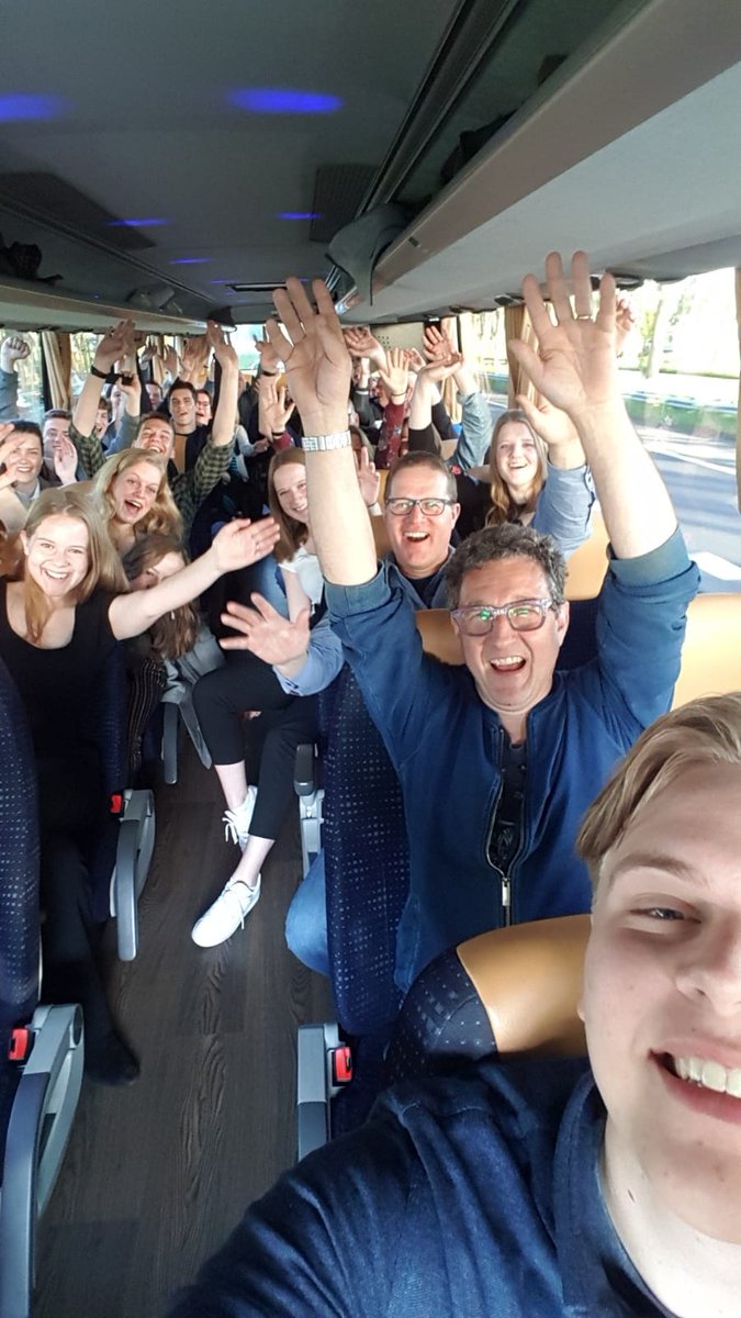 sanderhoogendrn's tweet photo. winnaar jasper en zijn 50 vrienden zitten ondertussen al op het 100e couplet van 'ik heb een potje met vet'. tot zo!
#waarzijndiehandjes #megaexclusive #sandersvriendenteam https://t.co/qgnTj6CxOk