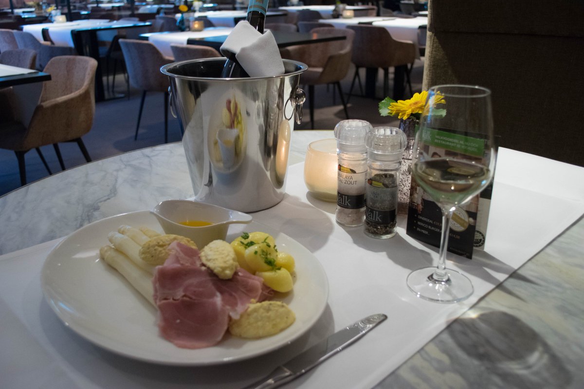 HotelEnschede's tweet photo. Deze heerlijke, witte asperges zijn weer te vinden op onze menukaart!π΄#vandervalk #valkexclusief #vandervalkenschede #hotel #nederland #enschede #holland #twente #travel #inspo #valkmoment #valkenschede #overijssel #restaurant #asperges #food #diner #foodphotography #wittegoud https://t.co/pKCfJxeprZ