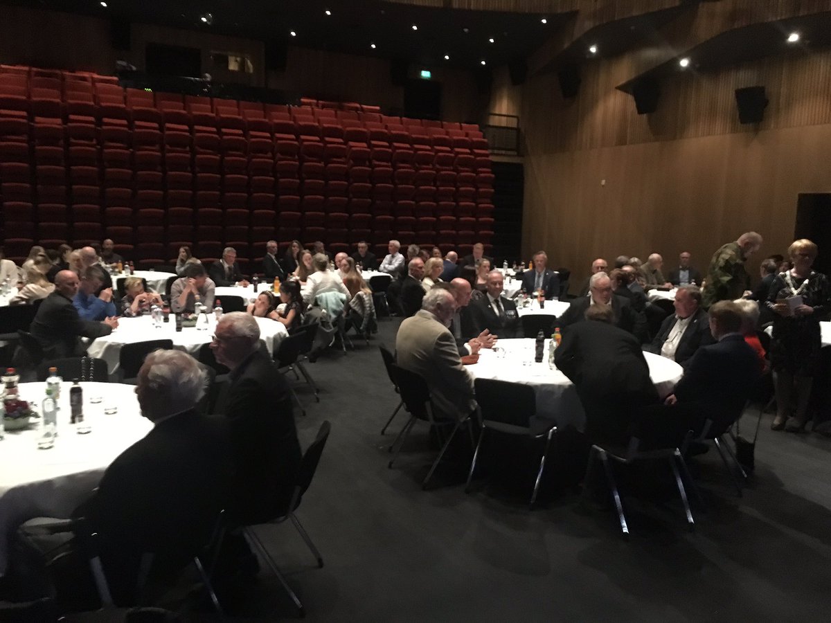 FossmannK's tweet photo. Samarbeidsrådet på Nedre Romerike med leder og ordfører i Lørenskog Ragnhild Bergheim har holdt sin første veteranmiddag 8.mai.Veteraner med familie,over 100 i tallet,deltok i seremonien der fire veteraner fikk sine medaljer for internasjonal tjeneste.Flott markering.Gratulerer! https://t.co/CcNoUNjIBo
