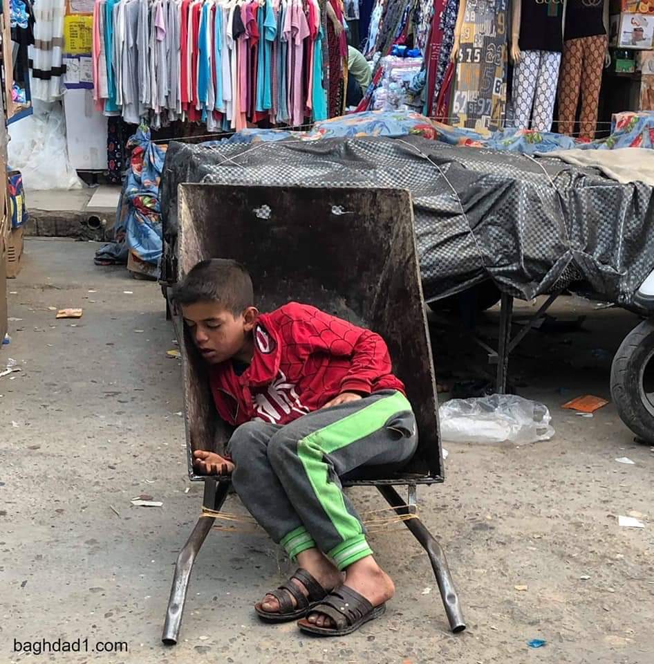 يقولون:
(لقمة في بطن جائع خير من بناء ألف جامع) ولا يقولون إن هذه اللقمة خير من الإسراف في المأكولات والملبوسات والكماليات
وإنها خير من وجبات الكنتاكي والبيتزا
ولا من سيارات البورشة والفراري
ولا من حضور الحفلات والمباريات وأفلام السينماء ..الخ
فقط يفضلونها على ما فيه أجر عند الله