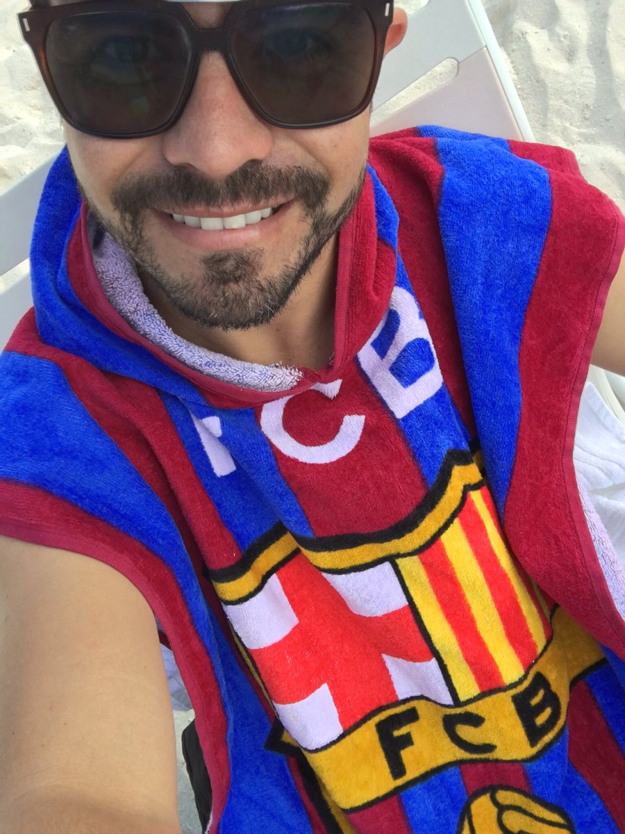 PITERALBEIRO's tweet photo. Que van a saber de ser fanatico de un equipo si no tienen el perfume, las toallas, la alcancia, las pantuflas, el reloj, las gafas pfffff jajajajaja 😥😥😥 https://t.co/BFog3qXmZy