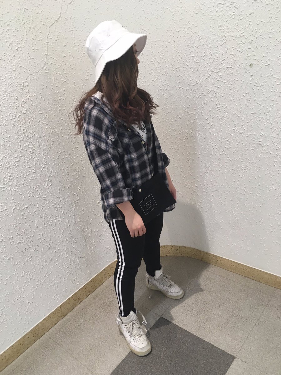 サンキューマートイオンタウン郡山店 チェックシャツ ラインパンツ オーバーサイズチェックシャツ ラインパンツ のご紹介です サンキューマートのアイテムだけでオシャレなコーデが完成しちゃいます サンキューマートのusedチェックシャツは全て一点
