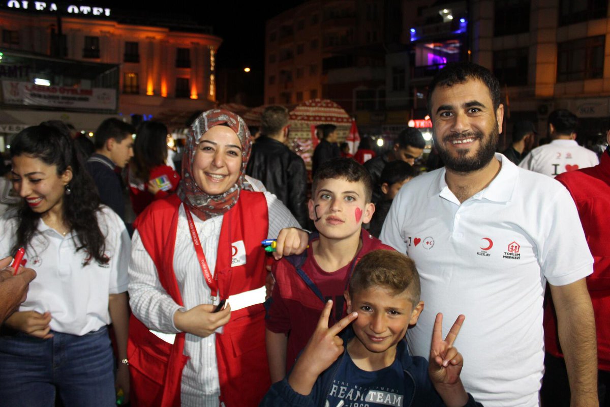 Kilis Toplum Merkezimiz,8 Mayıs'ı Ramazan Şenliklerinde kutladı. #love  temasına vurgu yaparak,halkımıza Toplum Merkezi bünyesinde yapılan faaliyetleri anlattılar. Aynı zamanda çocuk yararlanıcılarla da oyunlar oynayarak,çeşitli etkinlikler yaptılar.

#RedCrescentDay #RedCrossDay