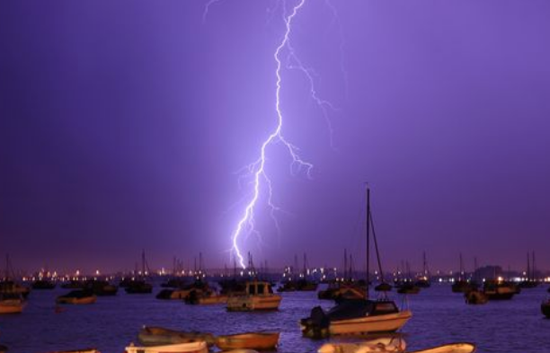 DailyMirror's tweet photo. Met Office warns of flooding as thunderstorms hit with heavy rain and hail https://t.co/FyqqvCmLib https://t.co/iDtutcJtck