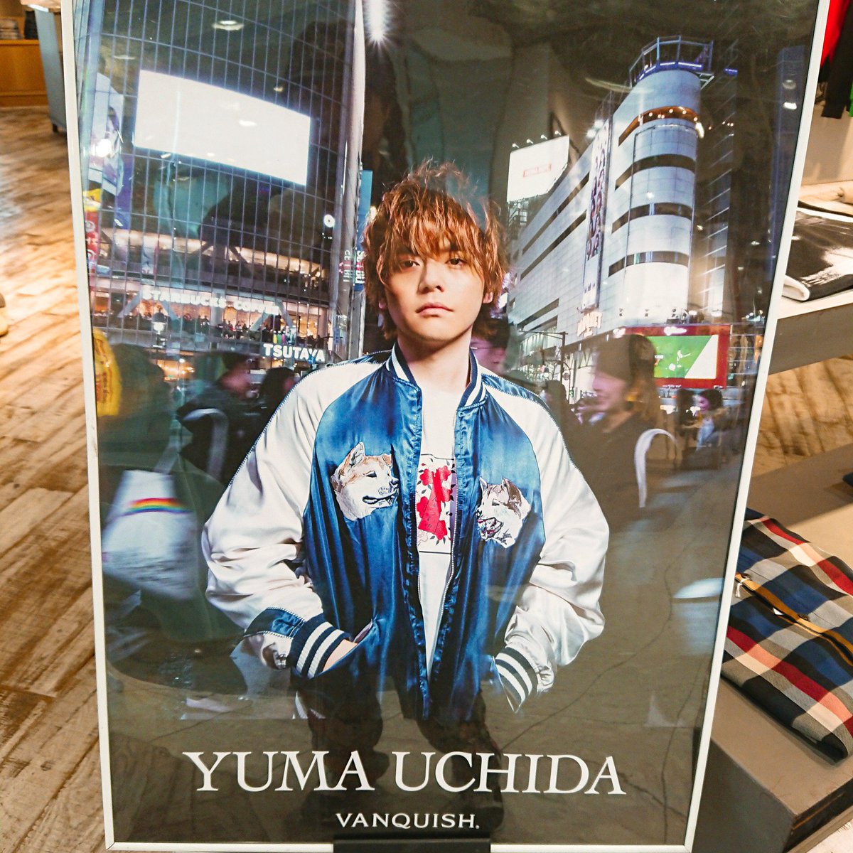 うえだ On Twitter Vanquishの店頭にめっちゃ大きい内田雄馬さんのポスターあって正直羨ましい 江口拓也さんもブランド店頭を飾って欲しいので同じ会社内でfr2どうですか 絶対似合う知ってる あといつか必ずfr2の服買うから キャップとバックずっと狙ってる Https