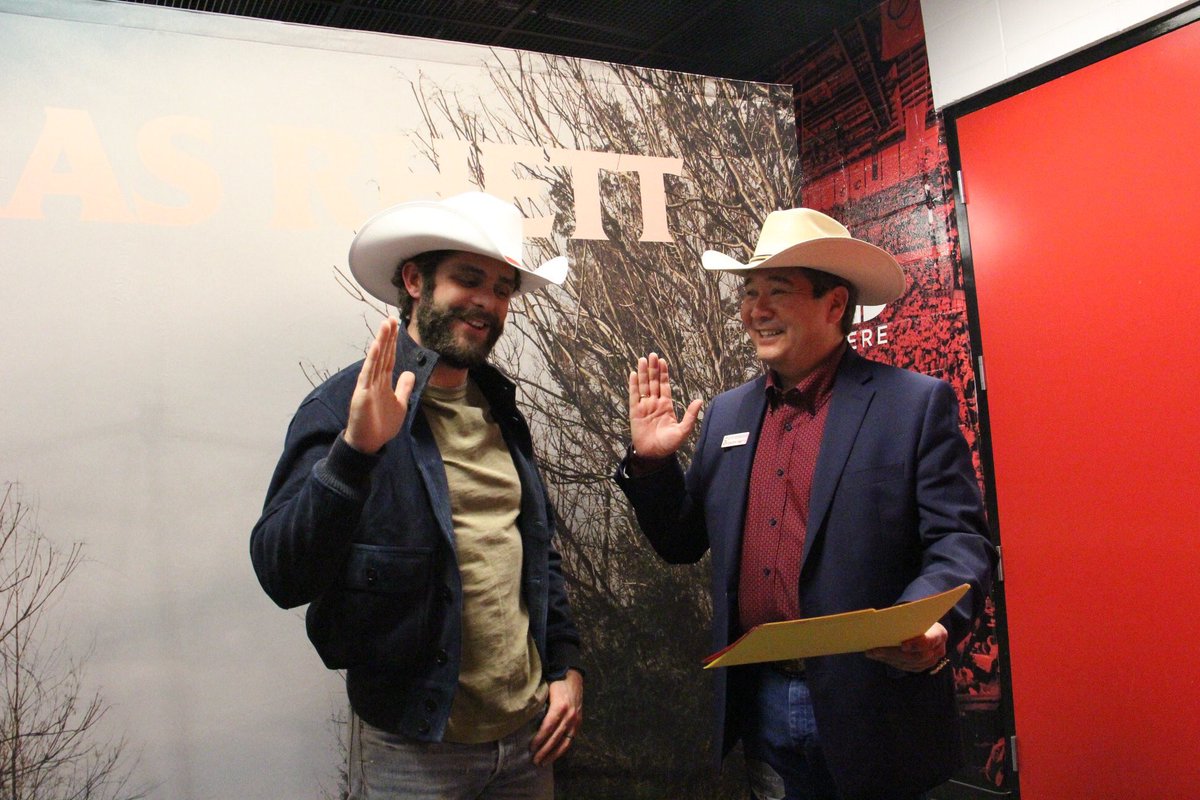 Passrat's tweet photo. Honorary Calgary White Hat to @ThomasRhett making our guest an Honorary Calgarian @calgarystampede @smithbilthats https://t.co/OG5dKdyc0J