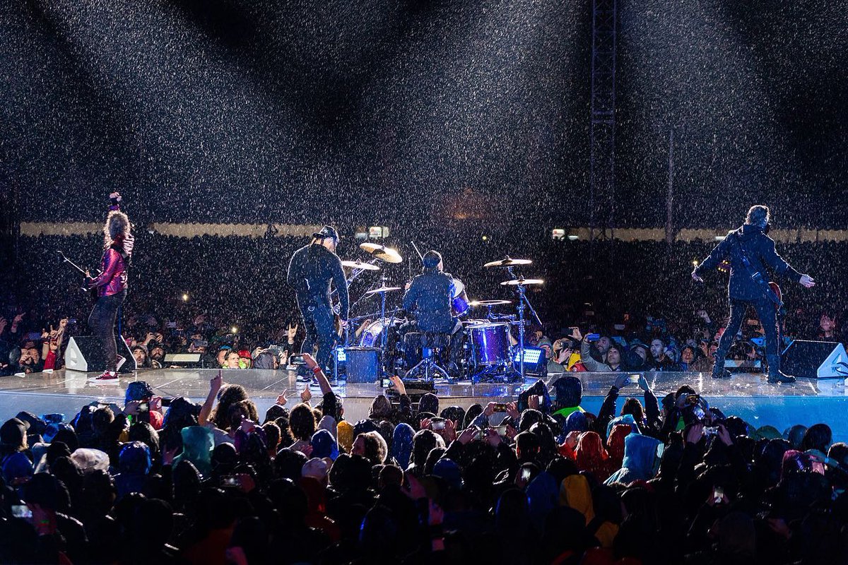 Metallica's tweet image. Check out photos from last night's wet gig in Milan!

#MetInMilan