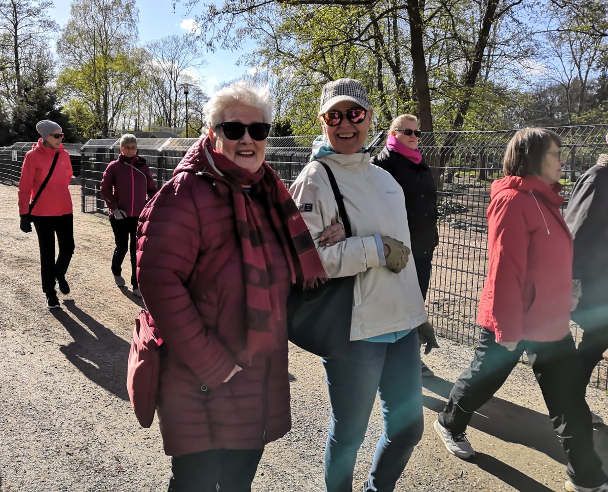 SPRTurku's tweet photo. Ihana Turun kevät ja Punaisen Ristin päivä ❤️ Ystävät tekivät retken Kupittaan historian havinaan, ja hymyistä ei tullut loppua koko päivänä! Tule rohkeasti mukaan toimintaan saamaan iloa elämään: https://t.co/Yq08WZAM0v #Ystävätoiminta #vapaaehtoisuus #Turku #SPR https://t.co/tgsDEX29GQ