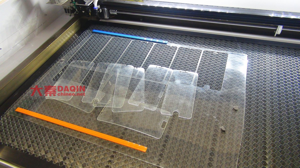 diyskin's tweet photo. 40x100cm cutting area Daqin smart mobile phone tempered glass and nano glass screen protector machine is professional for you to start your own small business at home or in your mobile accessories store. #screenprotectormachine #screenprotectorsoftware #screenprotectorfilm https://t.co/lEovMSw3Aq