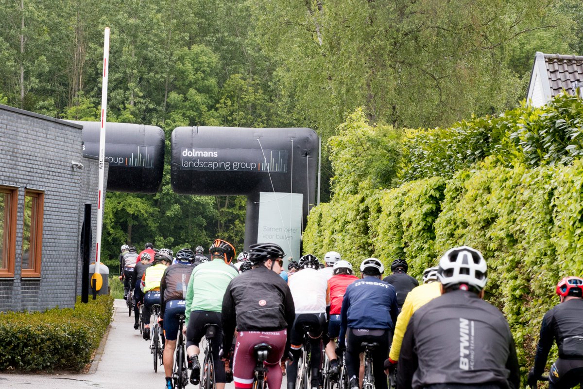 DolmansGroup's tweet photo. Gisteren vond de jaarlijkse Dolmans Monsdal Wielerclinic weer plaats. Samen met de dames van @boelsdolmansct en bijna 80 relaties werd een mooie tocht door de Limburgse heuvels afgelegd. En ondanks het regenachtige weer werd er zeker niet minder fanatiek gekoerst 🚴‍♂️ https://t.co/RmQrjwmVCx