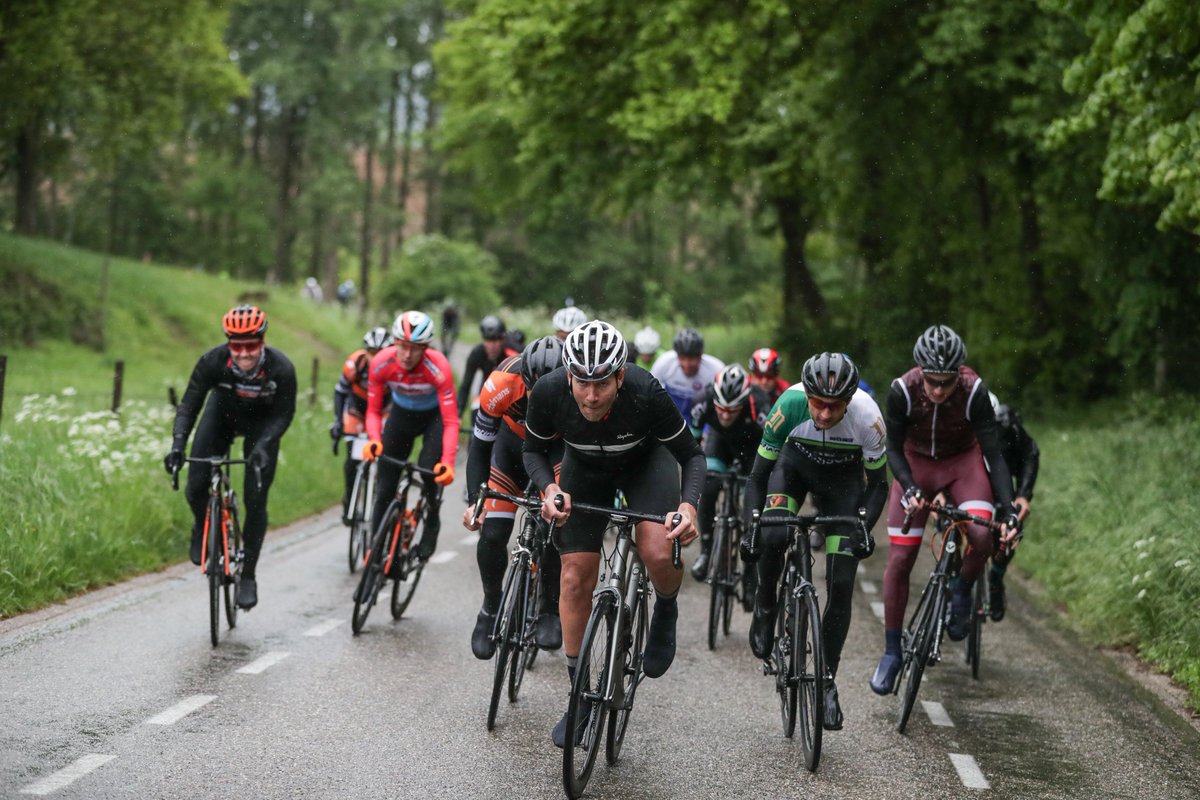 DolmansGroup's tweet photo. Gisteren vond de jaarlijkse Dolmans Monsdal Wielerclinic weer plaats. Samen met de dames van @boelsdolmansct en bijna 80 relaties werd een mooie tocht door de Limburgse heuvels afgelegd. En ondanks het regenachtige weer werd er zeker niet minder fanatiek gekoerst 🚴‍♂️ https://t.co/RmQrjwmVCx