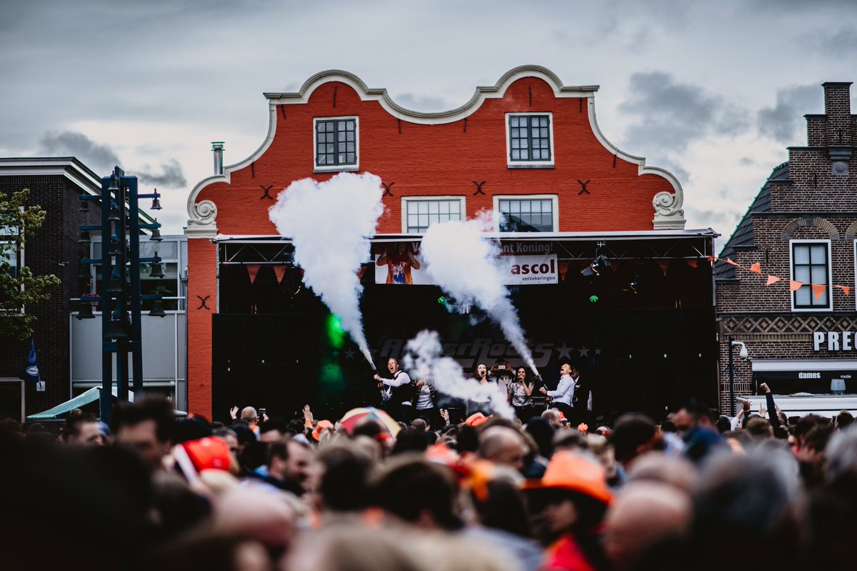 We zijn vol op stoom 🔥🌪 🎉🎶 a.s. zaterdag live te bewonderen in Utrecht @lekkerinhetpark tot dan! #opstoom #gaanmetdiebanaan #knalluh #coverband #feestband #events #entertainment #c02guns #uitjedak #lekkerinhetpark #utrecht #nonstopparty #seeyouthere amberroots.nl