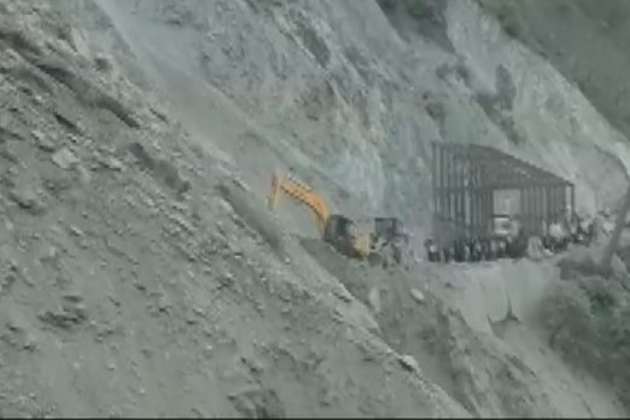 1stIndiaNews's tweet photo. #JammuAndKashmir : Jammu-Srinagar national highway closed due to landslide at #Digdole in Ramban. https://t.co/l868RTMpLr