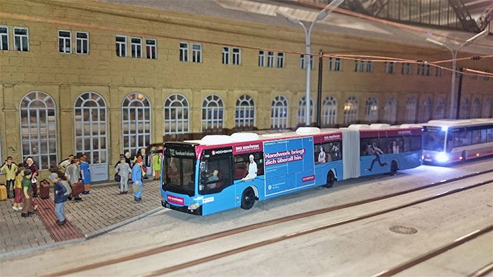 Was auf Hamburgs Straßen von #Billstedt bis #Blankenese angesagt ist, gilt jetzt auch im <a href="/MiWuLa/">Miniatur Wunderland</a>: #Handwerk bringt dich überall hin. Im Miniatur Wunderland geht die Fahrt mit dem #HVV-Bus genau vorm Hauptbahnhof los! 🚌 #einfacheinsteigen #Hamburg #Ausbildung #Karriere 🚀