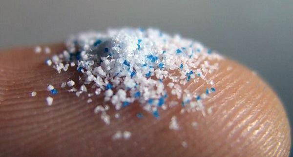 Secondo l' EFSA agenti inquinanti come i policlorofenoli (PCB), gli idrocarburi policiclici aromatici (IPA) e il bisfenolo A, anche in elevate concentrazioni, possono accumularsi sulle particelle di #microplastica.
#stopplastics #CBUnina19