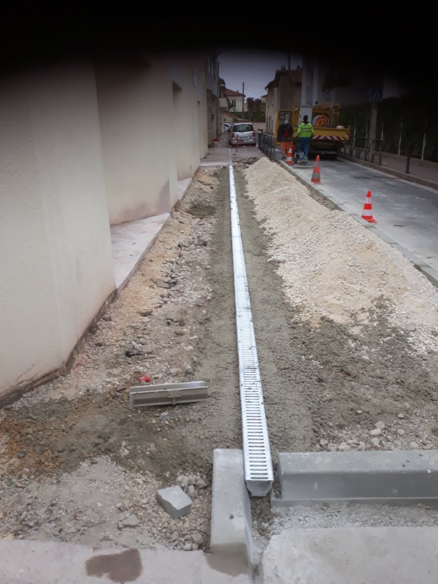 ChefEIFFAGE's tweet photo. Travaux d'entretien Spie Batignolles - Malet : Rue des Cambiadours , Extension du trottoir pour la sécurité de l'école .
#MONTPELLIER
#MONTPELLIERAUQUOTIDIEN
#VOIRIE
#EMBELISSEMENT
#TRAVAUXROUTIER
#RENOVATION
#ACCESSIBILITE
#TRAVAUX
#TRAVAUXPUBLICS
#HERAULT
#BTP
#CADREDEVIE https://t.co/6cDt2kOoac