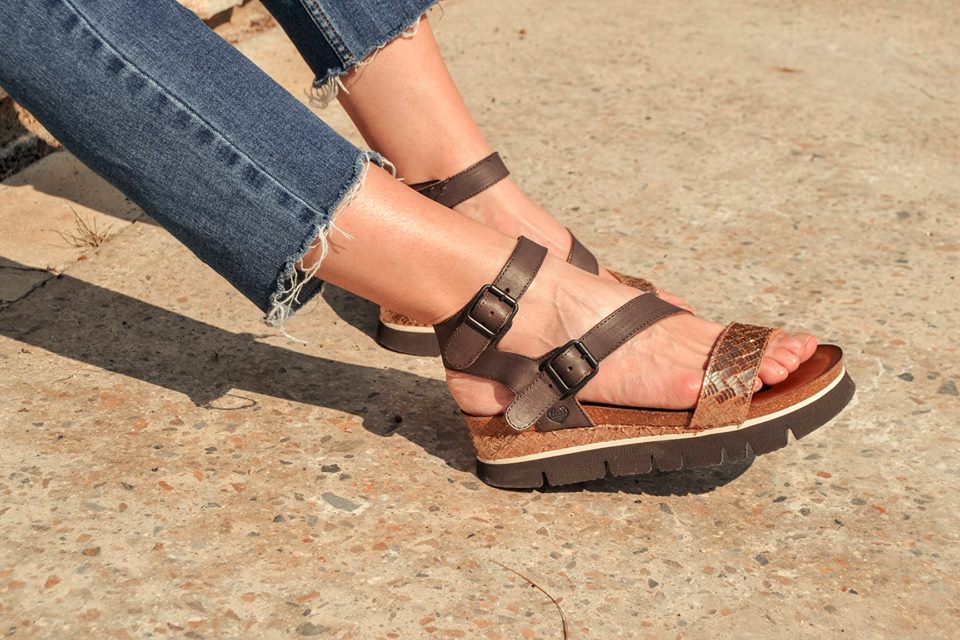 shoestakeme's tweet photo. Trabajamos materiales naturales como el corcho, eje central de nuestras colecciones. Resistente, aislante, flexible...y su extracción no genera ningún impacto ecológico negativo, ya que no es necesario talar el árbol. 
https://t.co/ibSyxIalZi https://t.co/DFDLhFkhTB