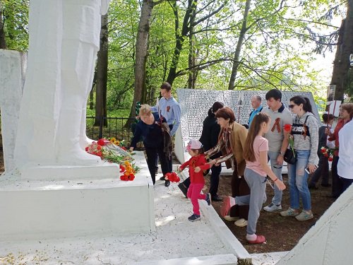 Важный день для всей планеты,
Вечен он, непобедим!
Отмечаем День Победы!
Знаем, Помним и Скорбим!