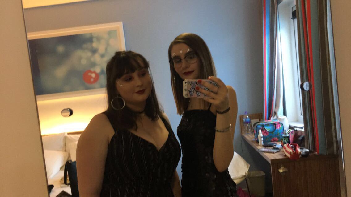enchantedchlo's tweet photo. Iβm late to the party, but rep tour was my first Taylor Swift concert after being a fan for 10 years, I got to go with my best friend, and it was one of the best nights of my life and made me so happy! It was such an amazing experience π#OneYearOfRepTour #RepTourMemories https://t.co/pEFbbbuFsf