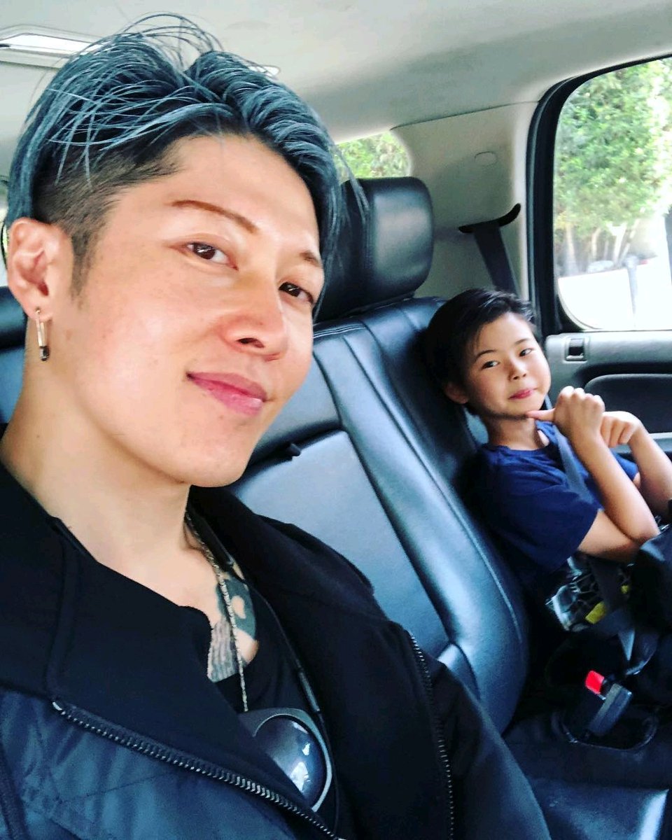 MiyaviToday's tweet photo. 2018.05.09 On the way to the venue @.elreytheatre with my new assistant. 👍🏻👍🏻😃👨‍👦💯 #DAY2WorldTour

#MIYAVI #MIYAVIonthisday https://t.co/grmHssHfEg