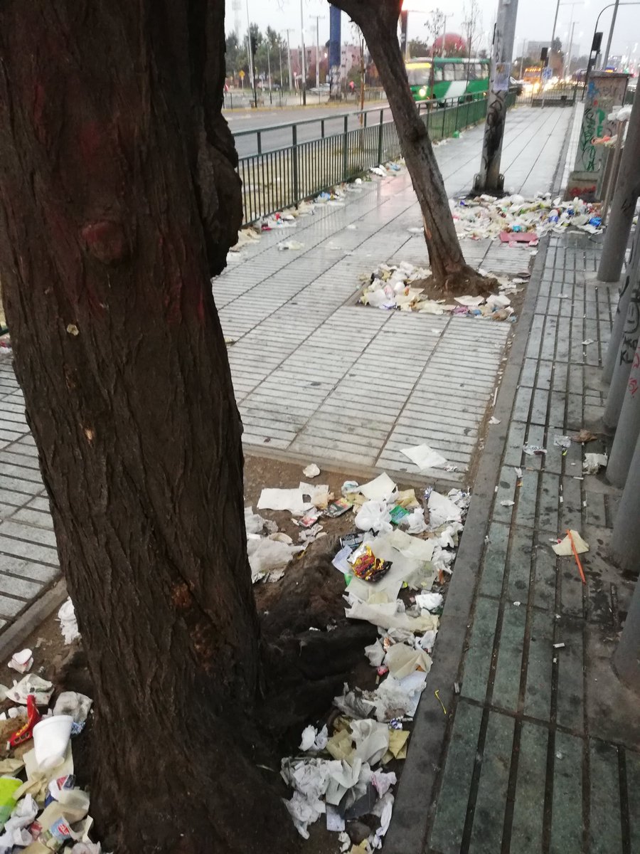 fflanbulosa's tweet photo. Más de 1 semana el paradero lleno de basura... Me avergüenza esta situación. Y la municipalidad de Macul NADA!!! SE PASAN PARA NO ESTÁ PENDIENTES DE LA LIMPIEZA!! #MUNICIPALIDADMACUL
@MuniMacul https://t.co/kMjbrdFRrx