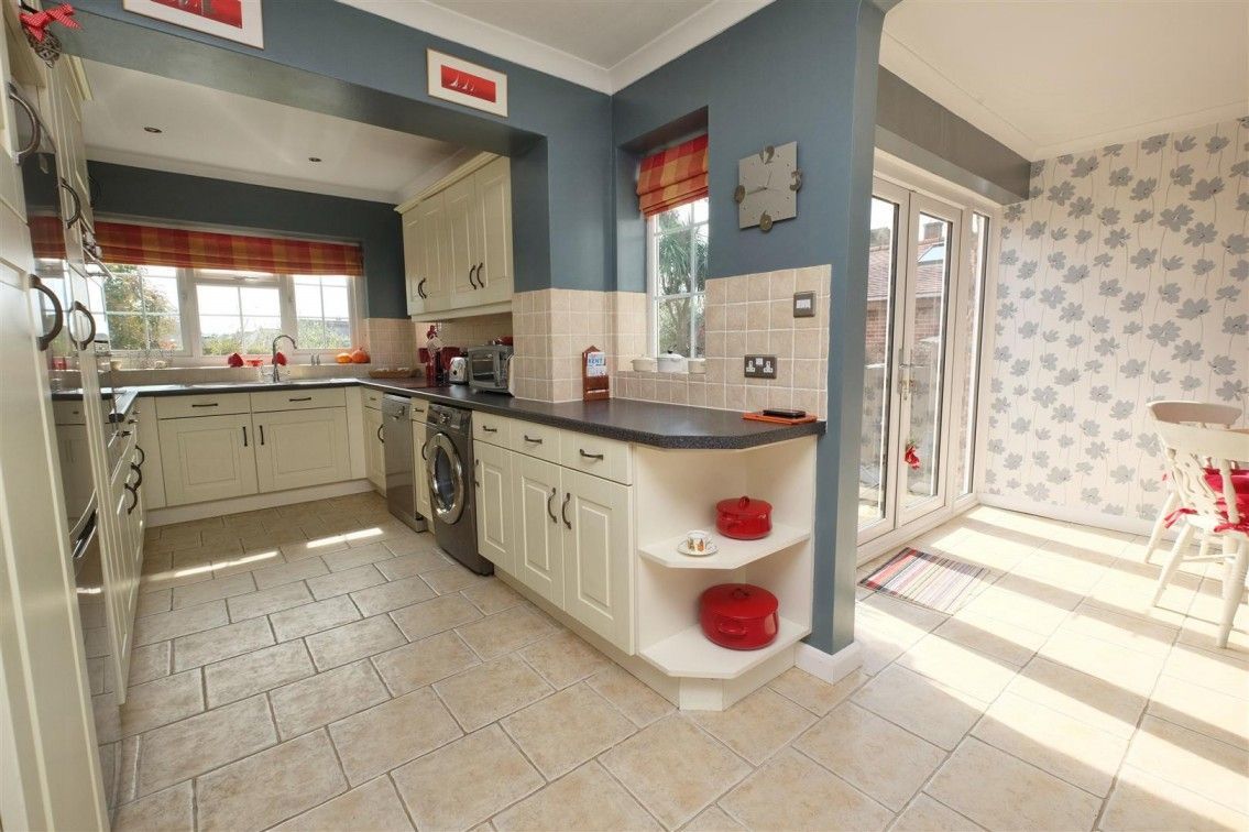 MSEstateAgents's tweet photo. Here's the Tankerton home lots of you have been waiting for. It's a beautifully presented three-bedroomed, detached home with a delightful, south-facing garden. We anticipate strong interest in this lovely home so call us on: 01227 272155.

https://t.co/hlzZNHYwAm https://t.co/yK265qHLsu