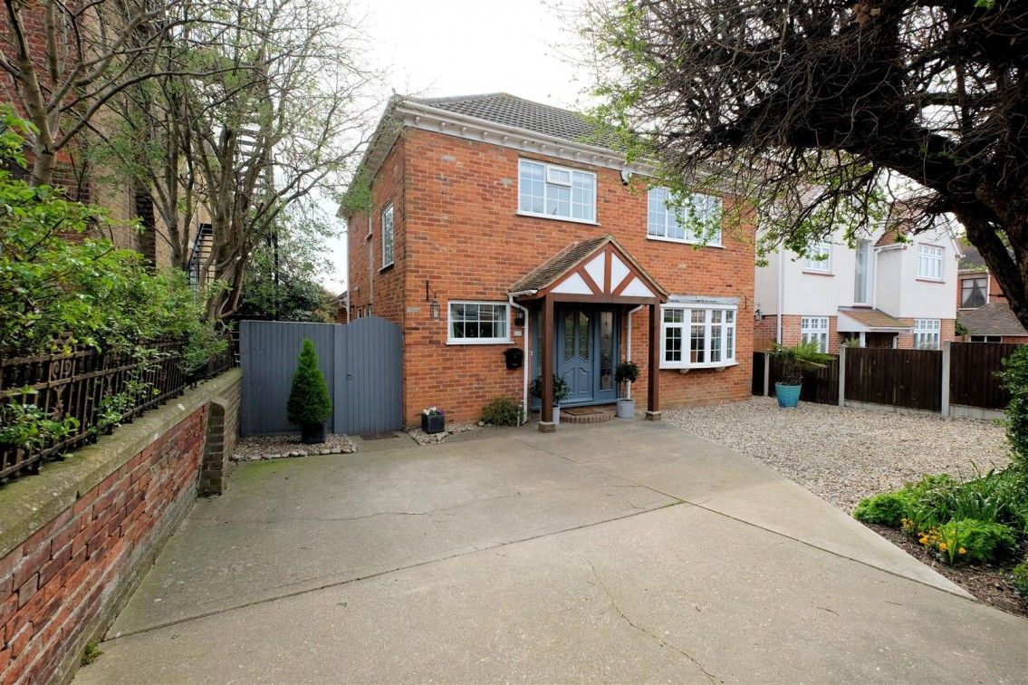 MSEstateAgents's tweet photo. Here's the Tankerton home lots of you have been waiting for. It's a beautifully presented three-bedroomed, detached home with a delightful, south-facing garden. We anticipate strong interest in this lovely home so call us on: 01227 272155.

https://t.co/hlzZNHYwAm https://t.co/yK265qHLsu