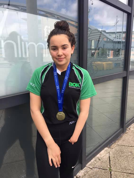 Congratulations to Aliya Bacakoglu who won the GB Junior Para Swimming Gold in the Women's 100 MC Fly. Here she is pictured with her medal, well done Aliya! 😀🥇