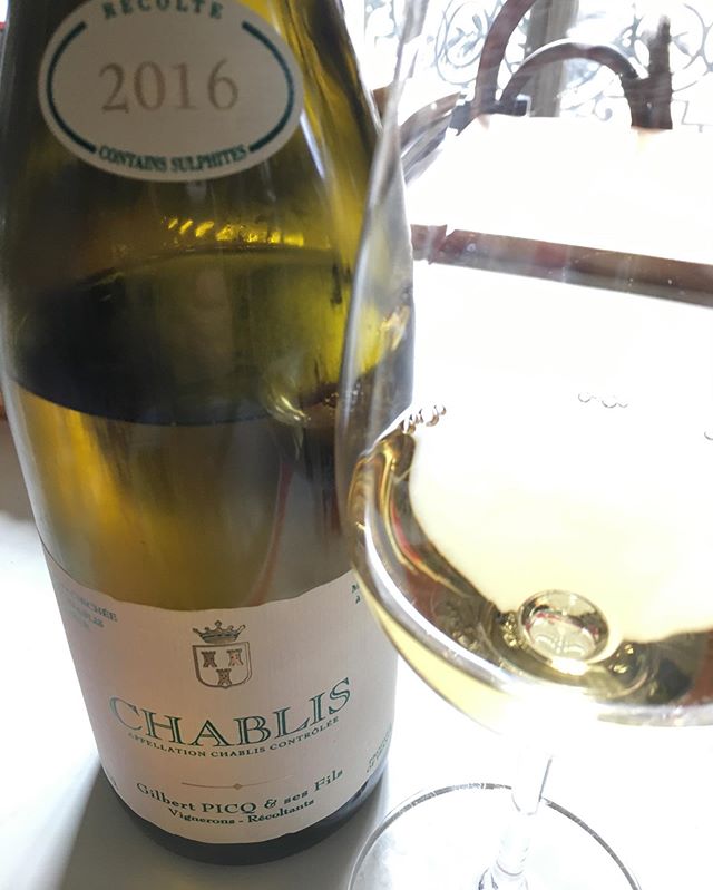 marieroginska's tweet photo. Didier Picq fait toujours de vins cristallins, droits, tendus, minéraux sans artifices, que la cuve inox 🥂 #chablis #chardonnay #gilbertpicq #domainegilbertpicq #gilbertpicqchablis #bourgogne #bourgognewine #ilovebourgogne #wineta… https://t.co/lR3MVDqgQ2 https://t.co/FgUwaROSCU