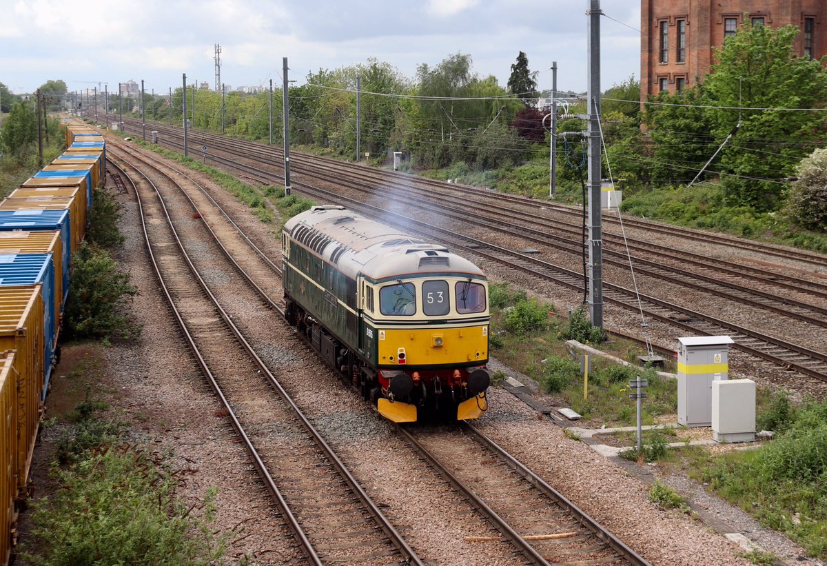 HiPa125's tweet image. British Rail Crompton #Class33 33012/D6515 ‘Lt Jenny Lewis RN’, on the West Loop, working 0Z33 1210 Southall West Coast Railways &amp;gt; Swanage

#GWML
09/05/19