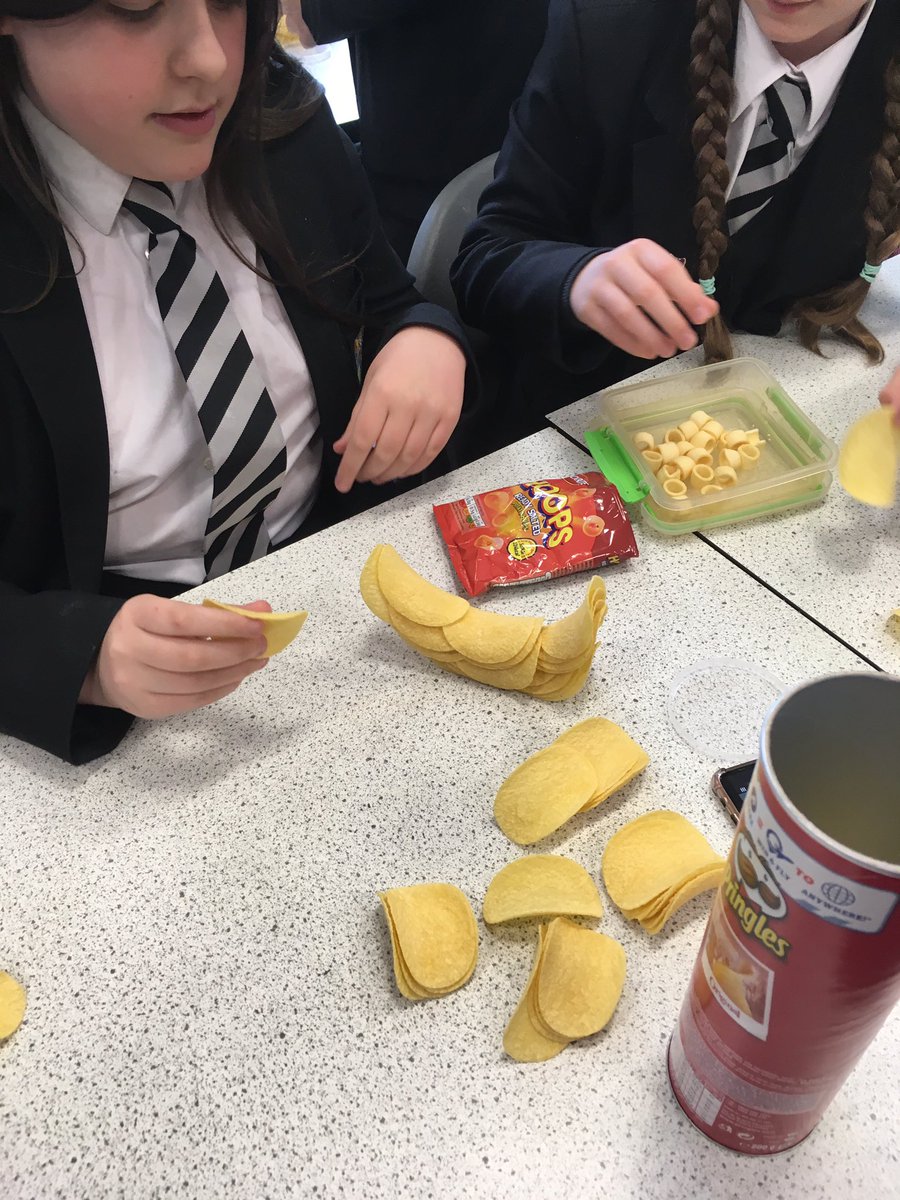 DennyHighSTEM's tweet image. Who said problem solving isn’t tasty?! #pringlechallenge #STEMClub