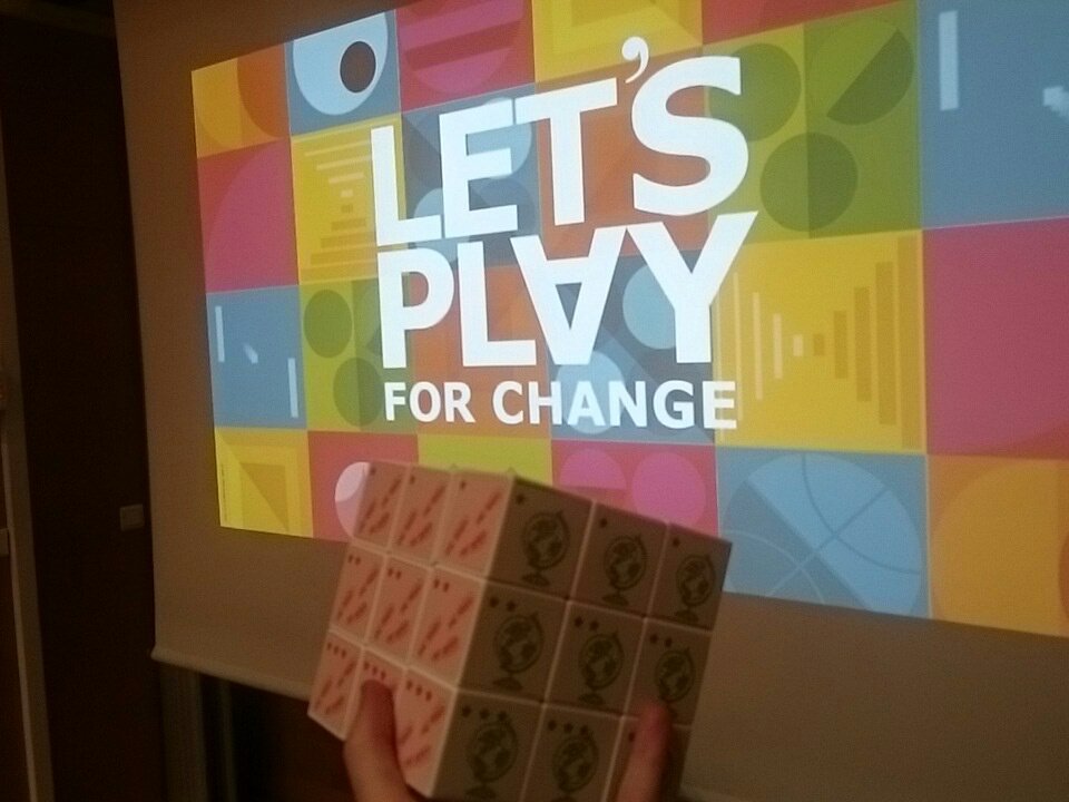 Antoine_Chollet's tweet photo. En préface du Colloque #CIGE2019, voici un atelier sur la #cubification pour innover en #management 😉 ! 8 équipes vont réfléchir sur un projet innovant à l'aide d'un cube 😀 https://t.co/BZyO8WgPve