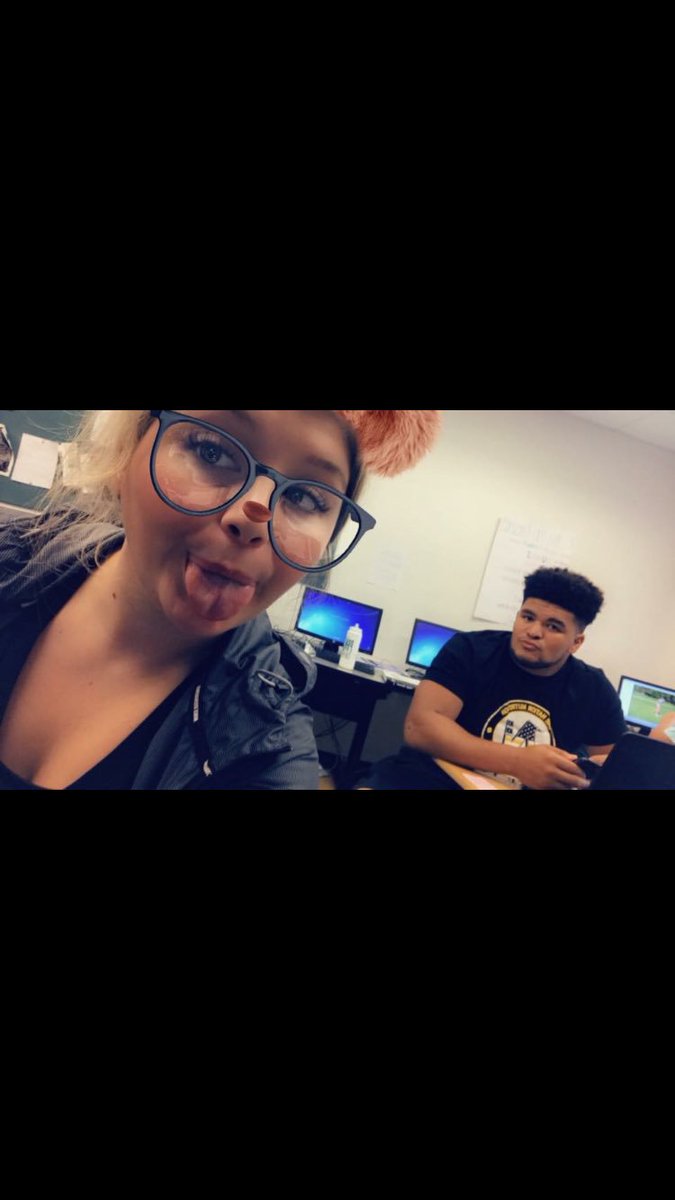 jaylin_vaughn's tweet photo. #fznseniorslideshow19 https://t.co/msldNhlN6M