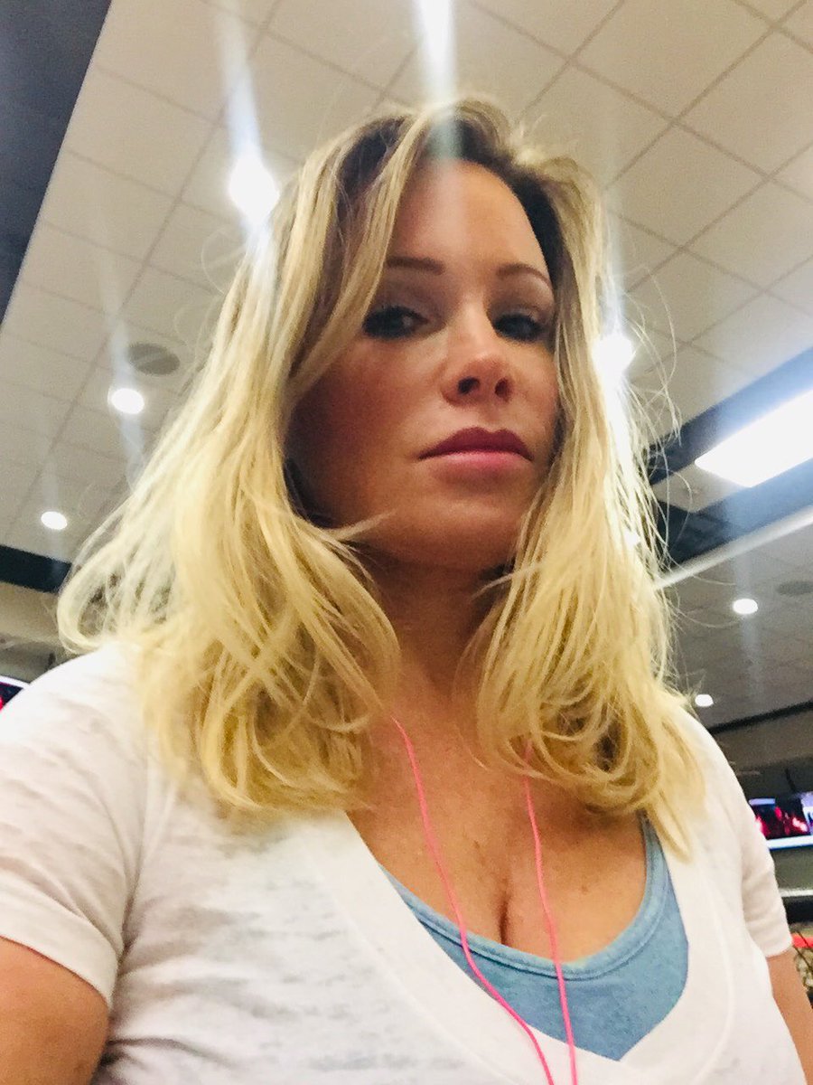 Milf_Goddess's tweet photo. Dont hate me cuz Im an #angel with a bright glowing halo. I love when its kinda rainy here. Gives me jus fkd hair. Better be sunny in the daytime tho. Ha. #facetanner saves my life π https://t.co/DkgmeMZcfI