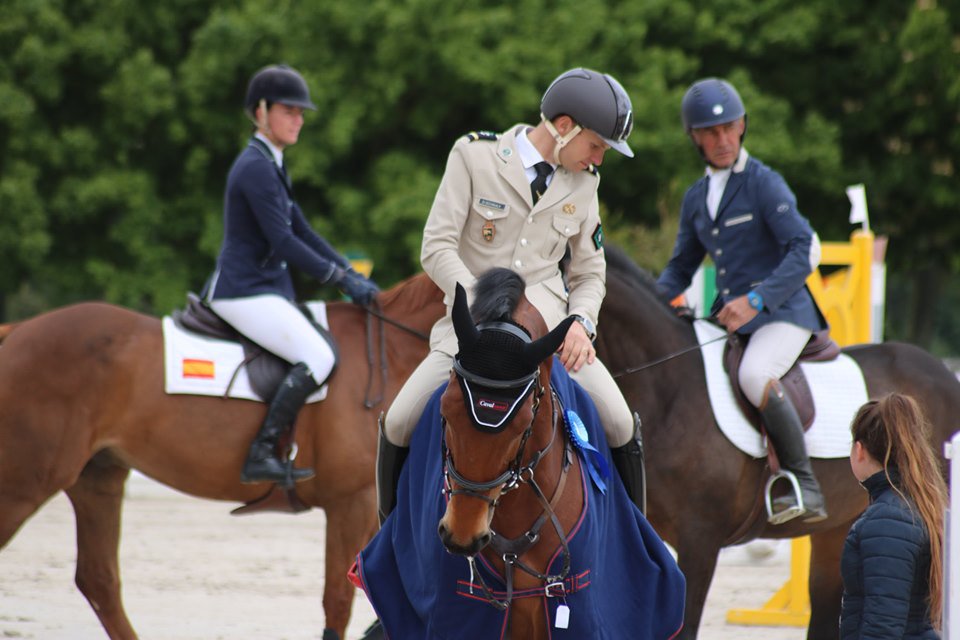 SportsDefense's tweet photo. Équitation🏇: l'adjudant (@armeedeterre) Donatien Schauly de l’École #militaire d'#équitation du CNSD a remporté le CCI3*S sur le FEI #Jardy Eventing Show ! Bravo!!! https://t.co/VrOX3blxqV
