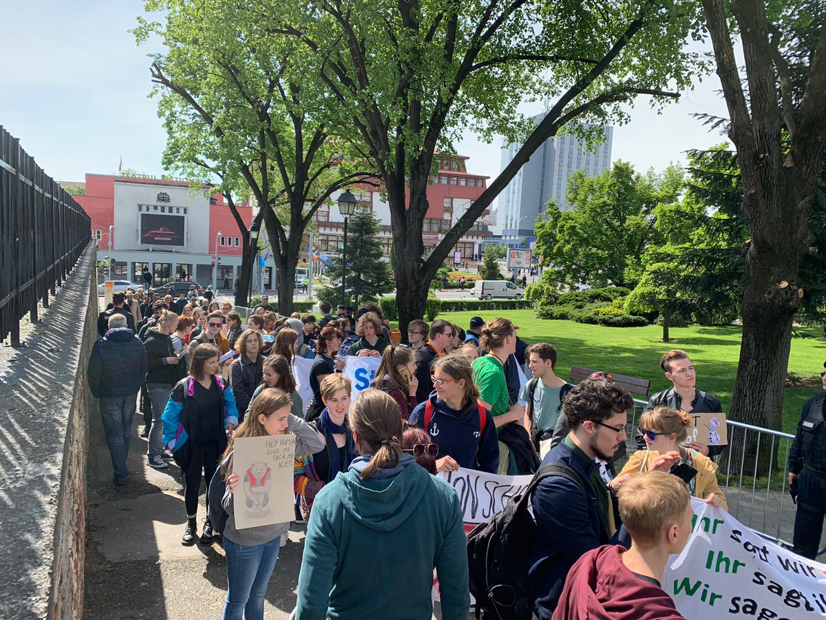 Nach 24 Stunden Bus- und Zugfahrt ist #FridaysForFuture beim #SibiuSummit angekommen. Wenn die Politik heute über die Zukunft #Europa|s berät, kommt sie an uns nicht vorbei!