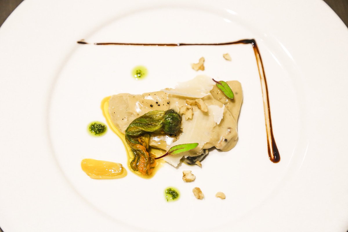 FasMagazine's tweet image. Throwback to that time when award winning Executive Chef Maven Mayaven Alankalee (@chef_alan) of Melia Zanzibar invited #FASmagazine into his kitchen to see the art of creating fine dining. Here in action he creates 3 mouth watering gourmet dishes. Photo by @ShellinaE