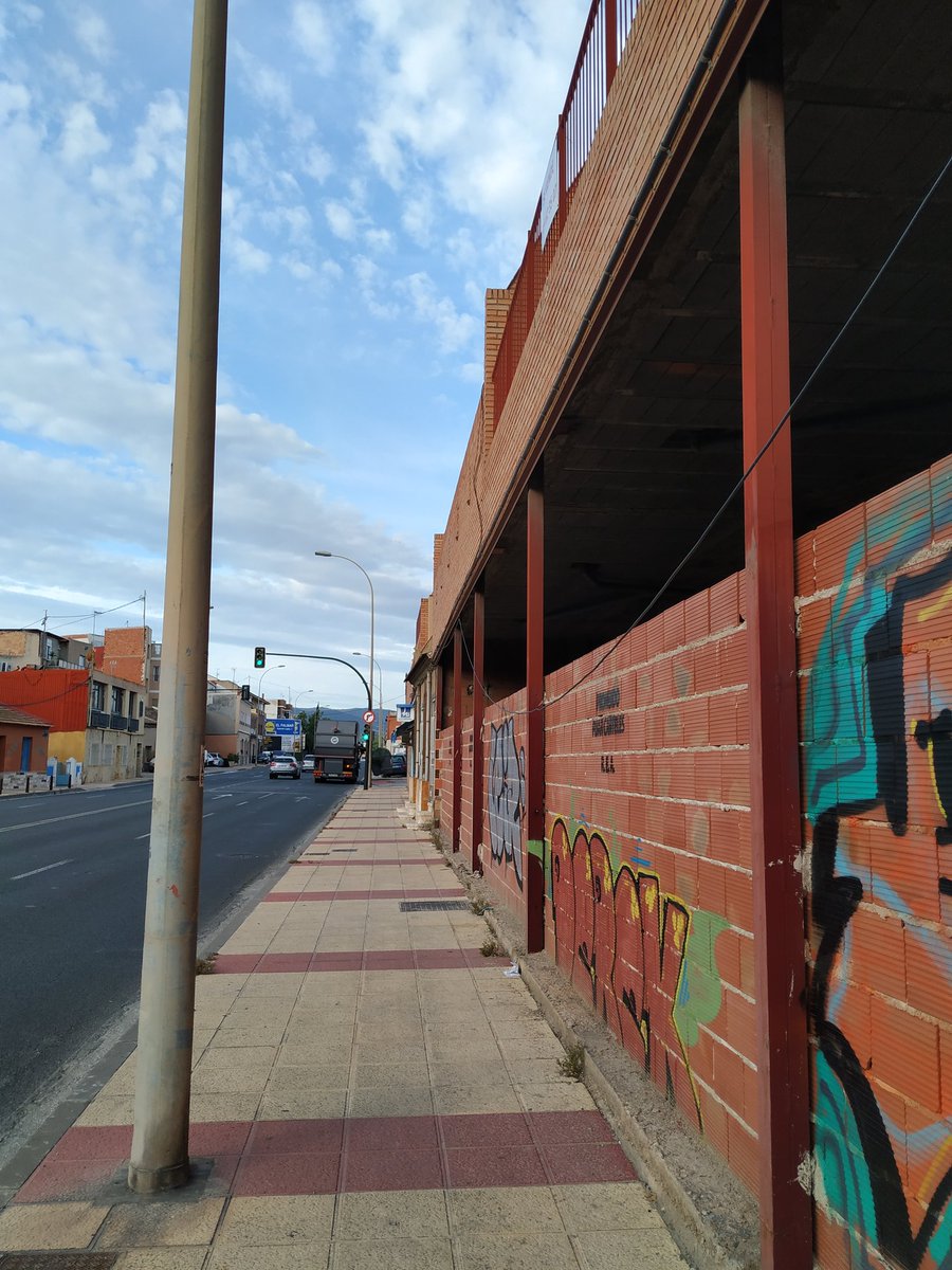 AhoraAljucer's tweet photo. Hola @MurciaPolicia . Así sigue un cable en la carretera del Palmar a su paso por Aljucer, junto al cruce con calle Molineros. A menos de 2 metros del suelo, en una transitada acera ya que está el paso de peatones y paradas de autobús. ¿Pueden avisar a quién corresponda? Gracias https://t.co/JCqj6V7nIZ