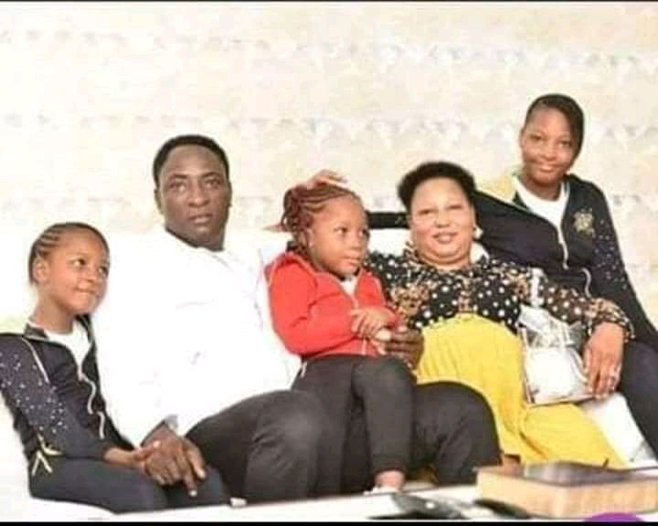 SmithCoded2's tweet image. What a lovely family I admire this family so much