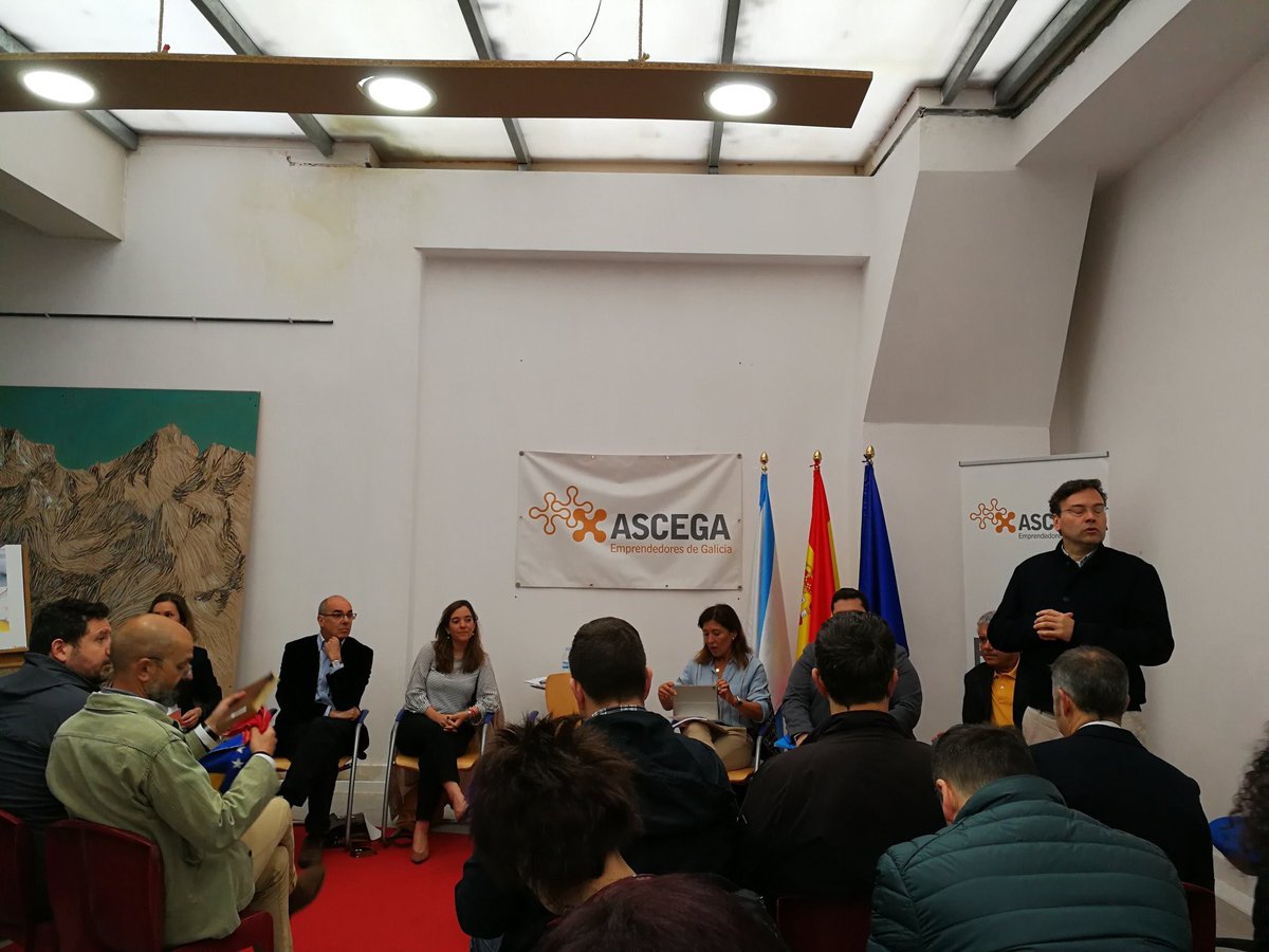 Empieza el debate de candidatos en @ASCEGA_Oficial con la ausencia ya habitual de <a href="/XulioFerreiro/">Xulio Ferreiro</a>. Un candidato que se niega a debatir es un candidato sin proyecto ni futuro.