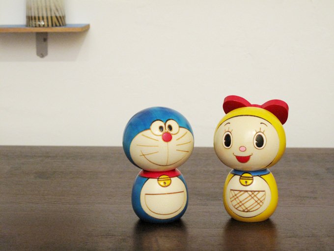 東京キッチュ まんまるフォルムがこけしにピッタリはまっちゃった ドラえもん ドラミちゃん こけし ついなでなでしたくなる 温もり溢れるこけし ドラミちゃんの後ろ姿の可愛さ 必見です T Co Wy5vnbb9ji 東京キッチュ 谷中 谷根千