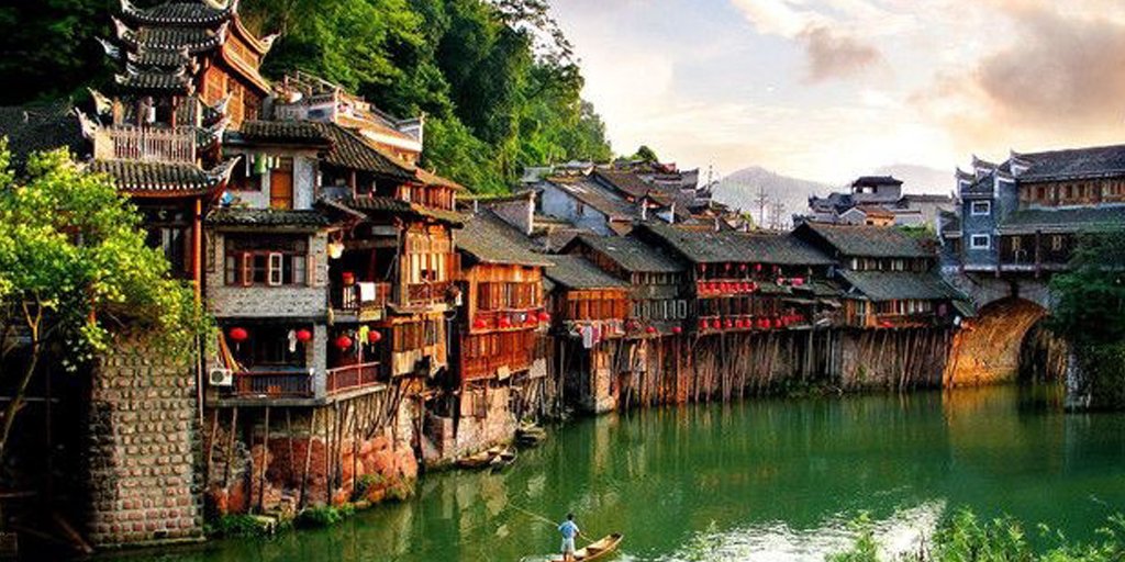 i-guias on Twitter: "Fenghuang, China 😊🇨🇳 Fenghuang (凤凰) se caracteriza por la belleza río que bordea las dos orillas repletas de “casas colgantes” o diaojiao lou (吊脚楼), características de la